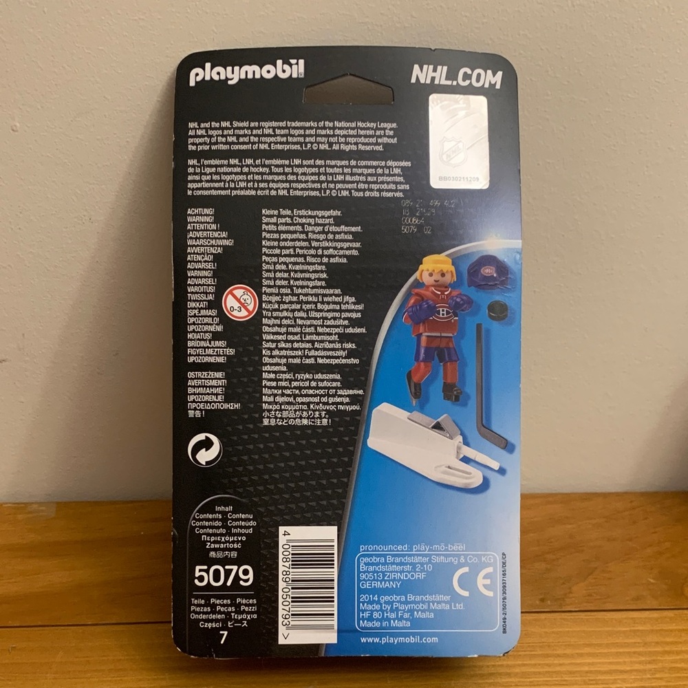 Playmobil Montreal Canadiens Player Figure 5079 - Picture 2 of 2